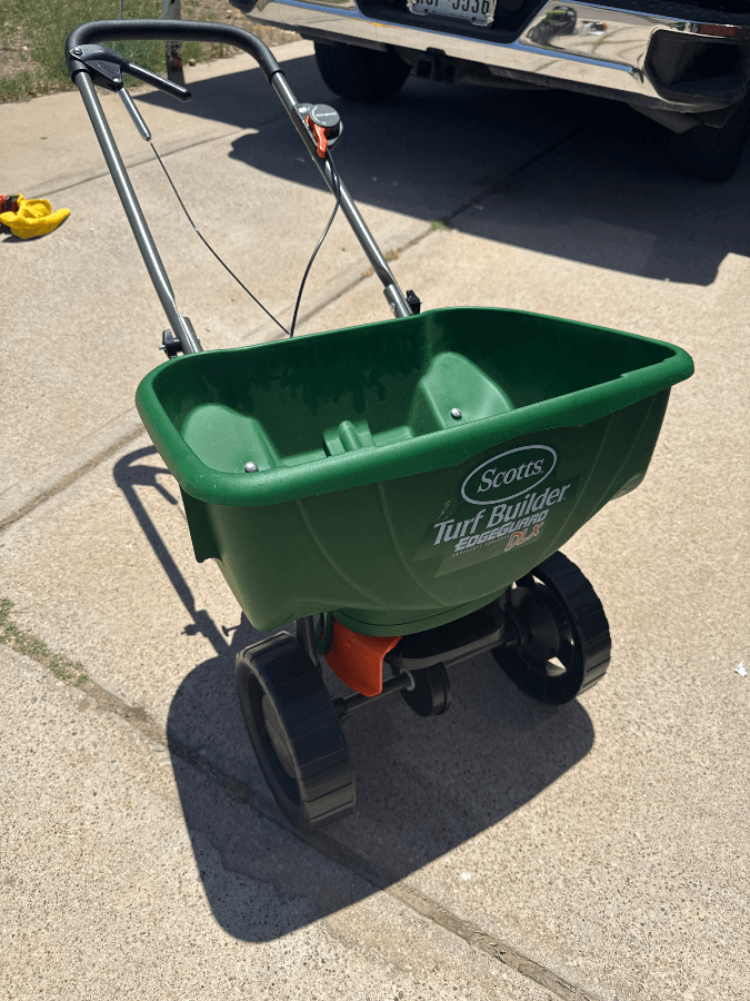Scott’s DLX broadcast spreader